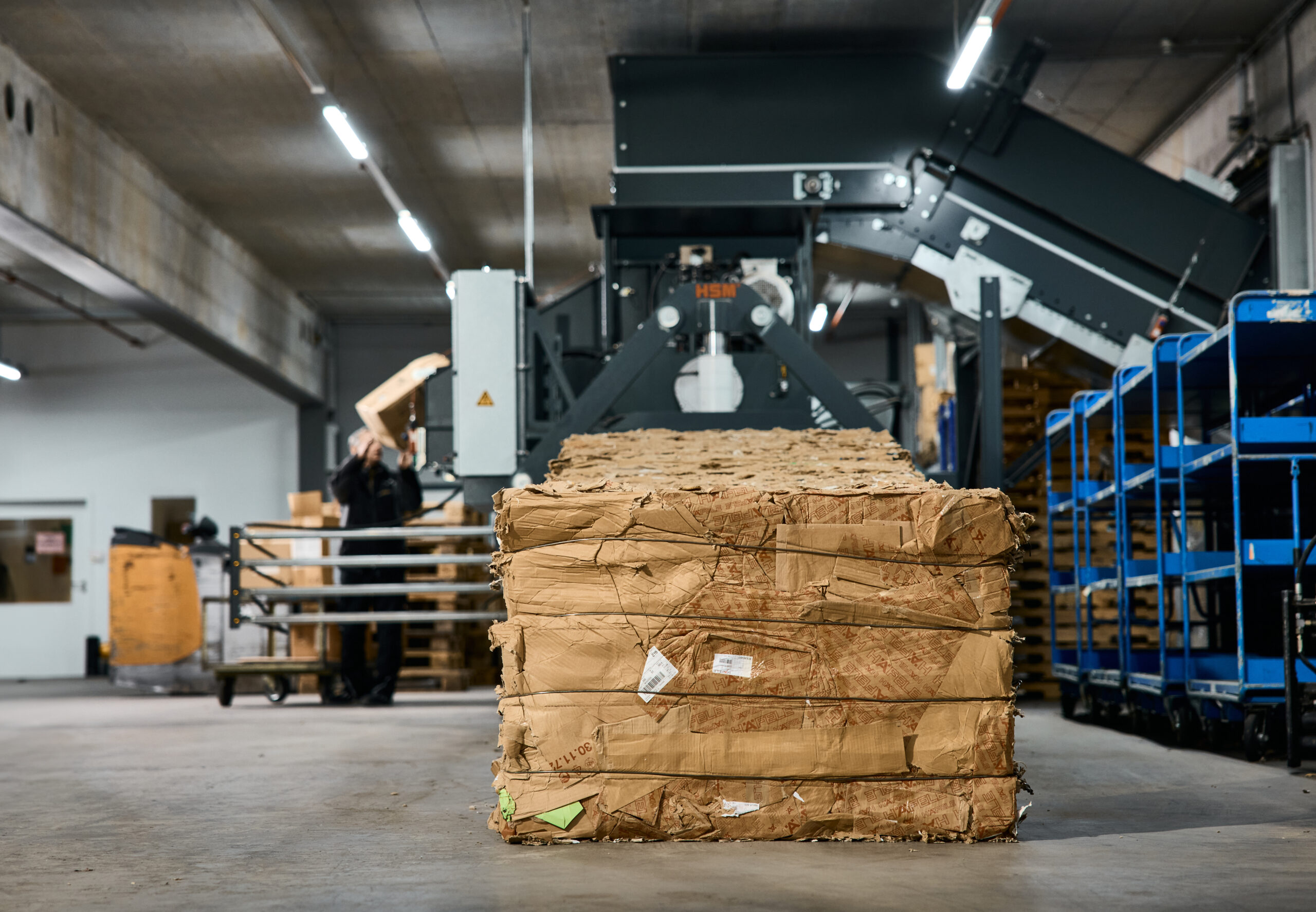 Gepresste Pakete kommen aus Maschine